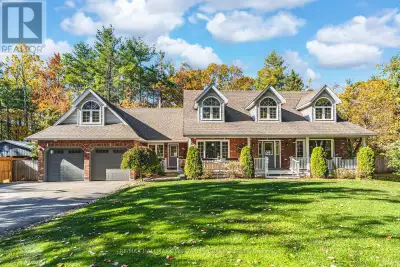 DISTINCTIVE 3,400+ SQ FT FAMILY HOME OFFERING OUTSTANDING CURB APPEAL & VERSATILE LIVING SPACES ON O...