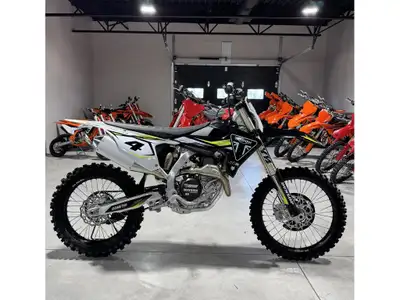 2025 Triumph TF 450-X RC EDITION Triumph TF 450-X RC EDITION 2025 Les photos peuvent être à titre in...