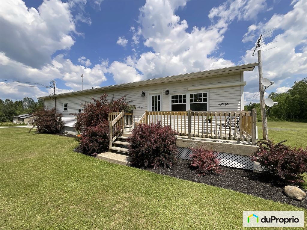 $489,000 - Duplex for sale in Stoke — photo 1