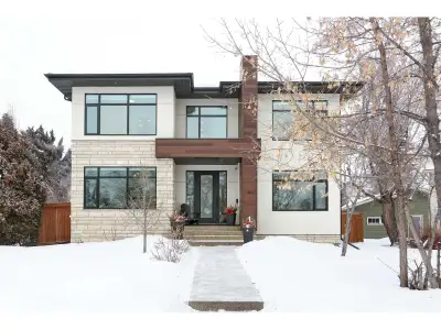 Modern design blended with traditional warmth! Located in Glenora – FACING A PARK! This 2019 2-store...