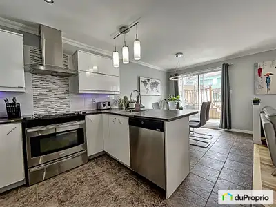 Une propriété unique sur le marché à mi-chemin entre le condo et la maison en rangée sur 3 étages. U...