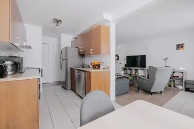 Appartement 4 et demi climatisé avec thermopompe dans un immeuble situé directement derrière le Cége...