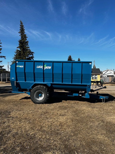 NEW 4625 LUCKNOW 4 AUGER FEED MIXER in Farming Equipment in Lloydminster