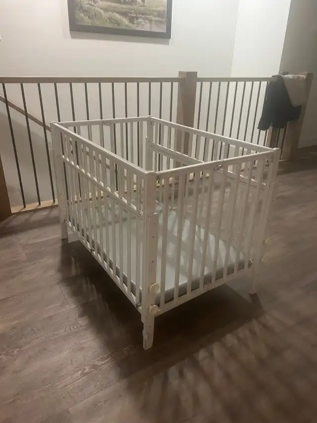 Wooden playpen in Playpens, Swings & Saucers in Lethbridge - Image 3