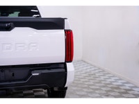 La Toyota Tundra SR5 2023 est une camionnette robuste et fiable, conçue pour répondre aux besoins le... (image 7)