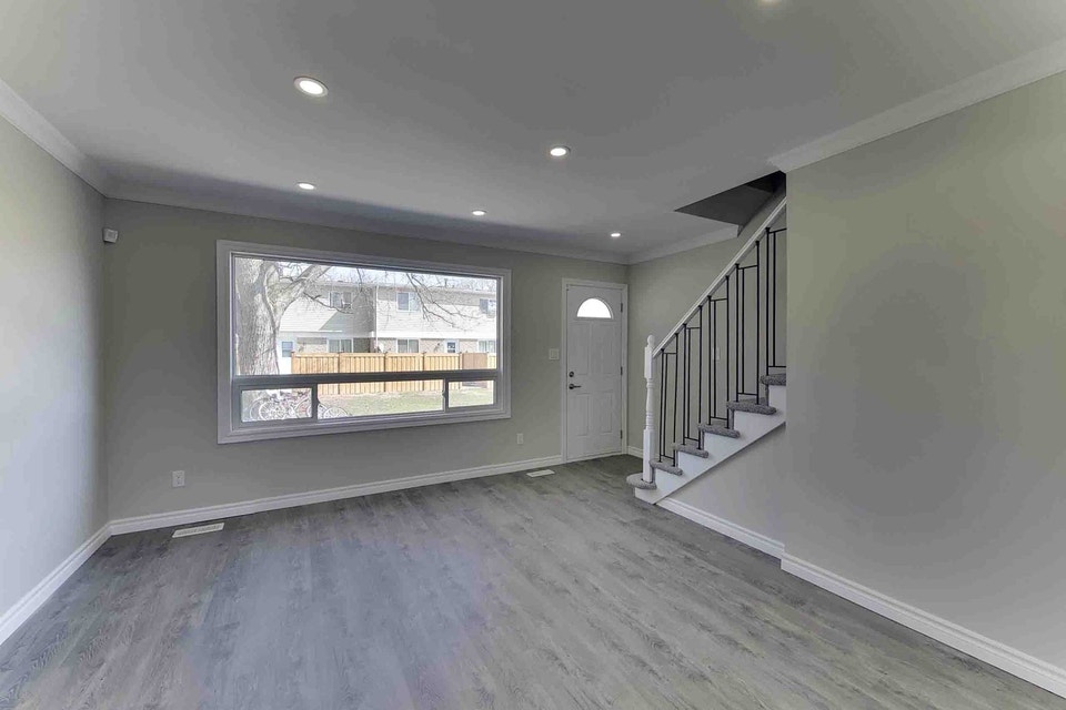 Updated 3 Bed 1 Bath Townhome in Corunna, ON !!! 3