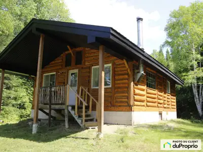 Véritable havre de paix entouré de forêt, ressourcement assuré! Chalet situé au bout d'un chemin pri...