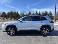 // ACCIDENT FREE!! // // SINGLE OWNER! // Meet the 2024 Toyota Corolla Cross XLE AWD, a smart compac... (image 9)