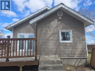 Welcome to 601 Souris Ave in Arcola, SK. The main level of this home features a kitchen/dining area,...