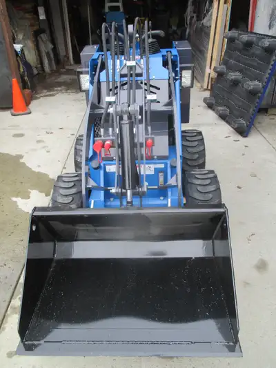 Mini stand on tracked skid steer. Open station, pilot kontrols, 720cc. gas engine, 32" smoothbucket,...
