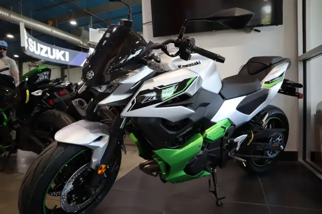 2024 Kawasaki Z7 HYBRID Silver/Green in Street, Cruisers & Choppers in Edmonton - Image 7