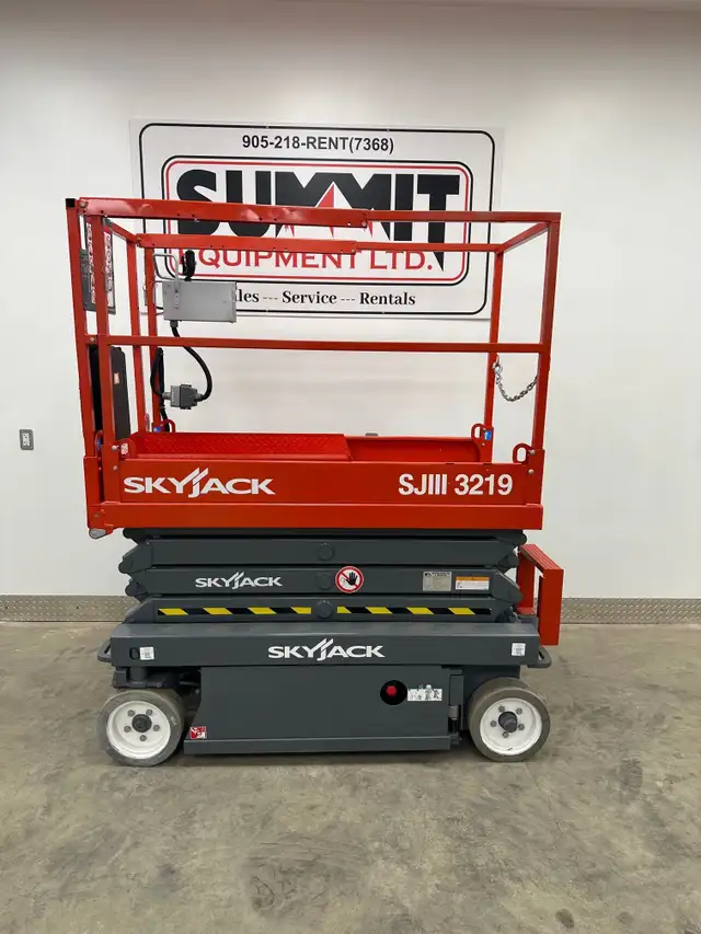 2013 SKYJACK SJ3219 Electric Scissor Lift in Heavy Equipment in Hamilton - Image 3