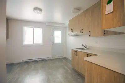 4 ½ dans le secteur de Lebourgneuf Entrée laveuse-sécheuse dans la cuisine Espace de rangement Stati...