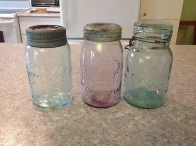 Vieilles bouteilles 1890-1950. Bouteilles case gin. épaule carrée, sans nom et De Kuyper. Bouteilles...