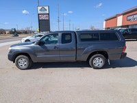 2012 Toyota Tacoma 2.7L 4 Cylinder 156,500 km. 2WD. Clean title and safetied. Manitoba owned. Auxili... (image 6)