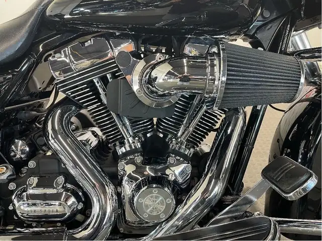 2009 Harley-Davidson Street Glide CANADIAN HARLEY/LOW KM/SERVICE in Sport Touring in North Bay - Image 19