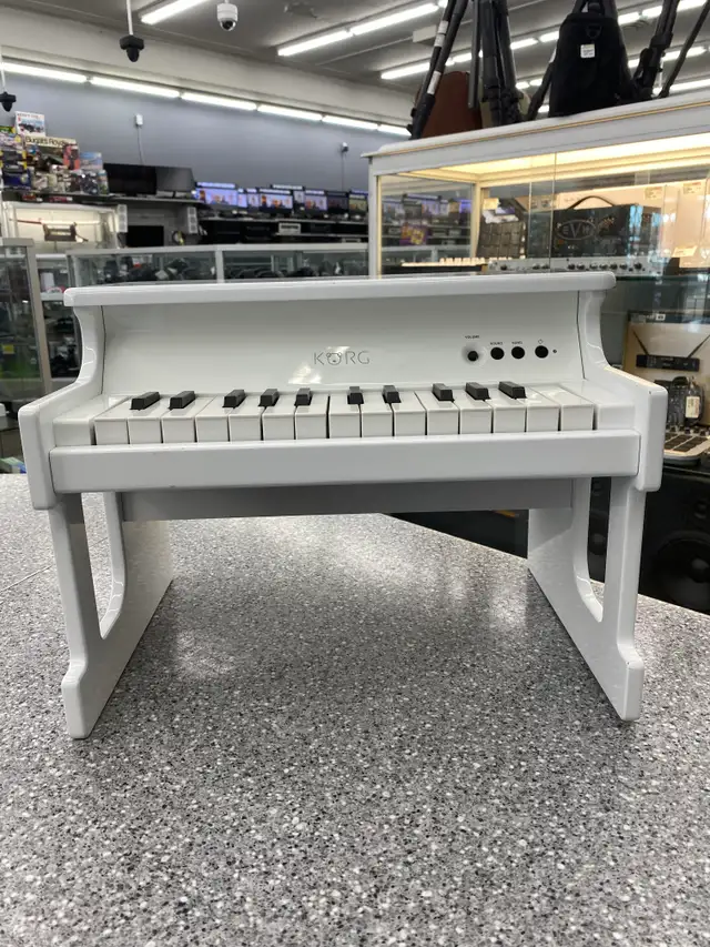 Korg Vintage 25 Key Tiny Piano in Pianos & Keyboards in City of Toronto - Image 2