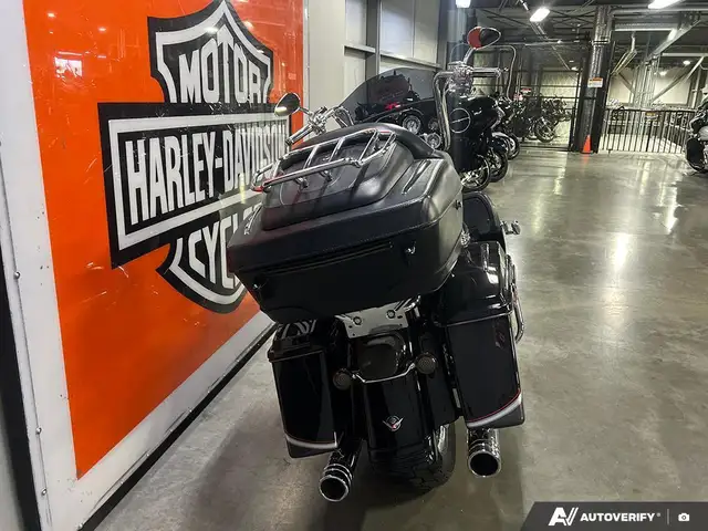 2006 Harley-Davidson FLHTCUSE CVO ULTRA CLASSIC in Sport Touring in Calgary - Image 5