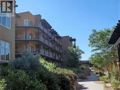 1/4 share of a 1 bdrm (2 Queen) updated suite with views of the mountains, Lake Osoyoos, and the vin...