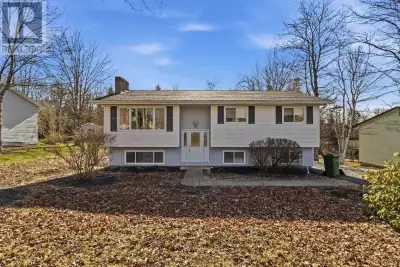 Welcome to 21 Carlheath Drive in the heart of Wellington, a family-friendly community known for its...