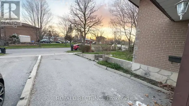 65 Sharbot Avenue Toronto (Woburn), Ontario, photo 3 of 4