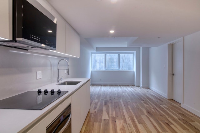 3460 Peel Street 3460 Peel Street — photo 2
