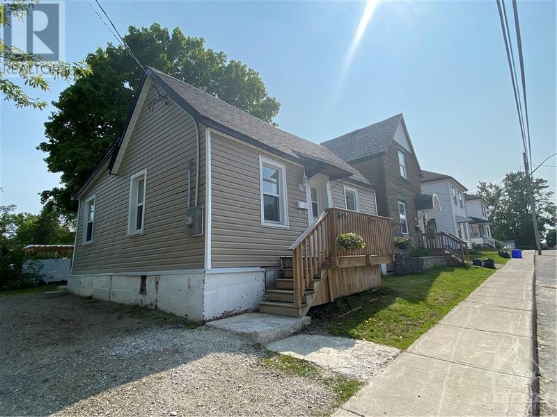 15 DAVIDSON STREET Smiths Falls, Ontario Houses for Sale Ottawa
