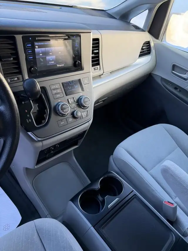 Toyota Sienna LE AWD 2017 - ENTRETENUE AU CONCESSIONNAIRE - in Cars & Trucks in Québec City - Image 12
