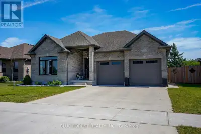 Custom built 3+2 bedroom bungalow in the sought-after Thames Springs Crescent. Originally the model...