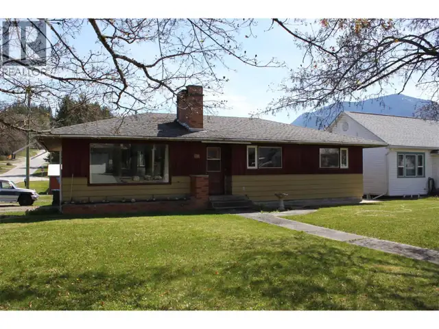 119 2nd Avenue NW Nakusp, British Columbia in Houses for Sale in Nelson - Image 2