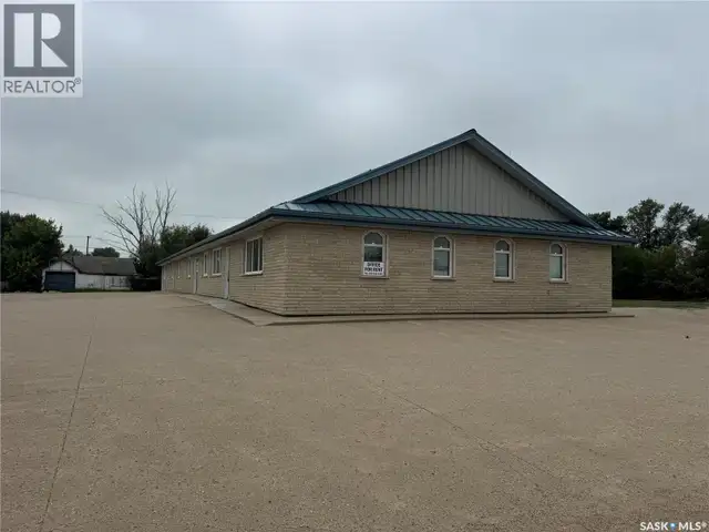 102 Sims AVENUE Weyburn, Saskatchewan in Commercial & Office Space for Sale in Regina - Image 2