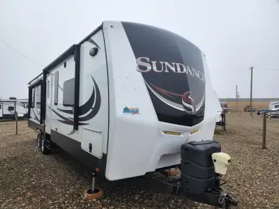 Beautiful used like new travel trailer forsale!! Has 3 slide outs, auto leveling jacks, upgraded pil...