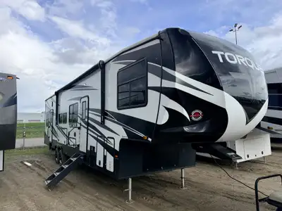 Used 2021 Heartland TORQUE 371 - 13ft Garage, King Bed, Super Sofa 2021 Heartland TORQUE FINANCING A...