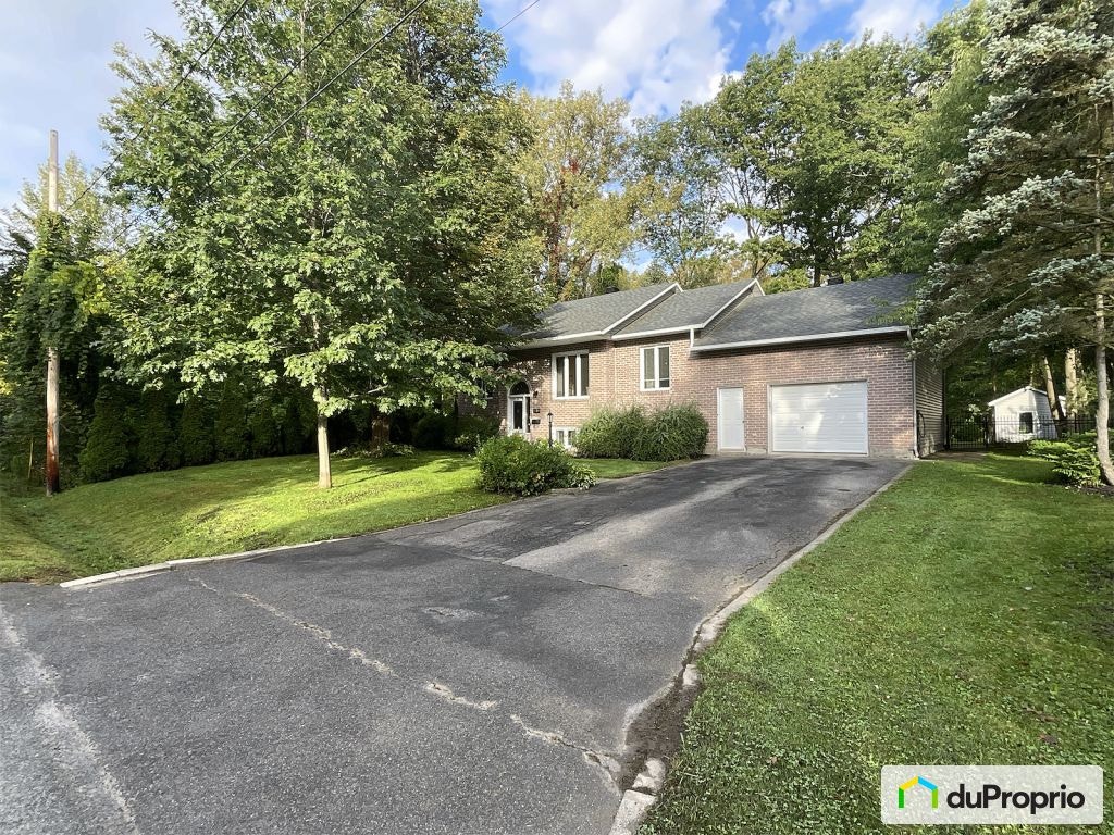 $885,000 - Bungalow for sale in Carignan — photo 1