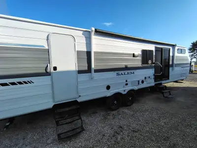 The 36VBDS is a unique, versatile bunkhouse that offers ample sleeping options so you can bring ever...