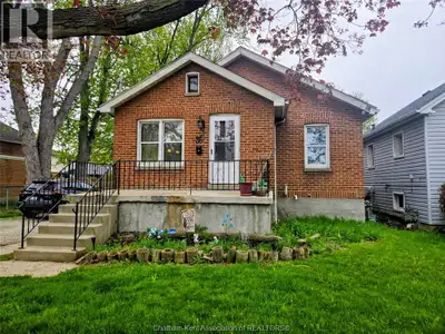 **Bonus** 2 income opportunities on one lot in great location!! A 2+2 bedroom brick home with a part...