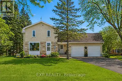 Located just outside of Russell and just 5 minutes from Embrun, this 2 bedroom home (with bonus den...