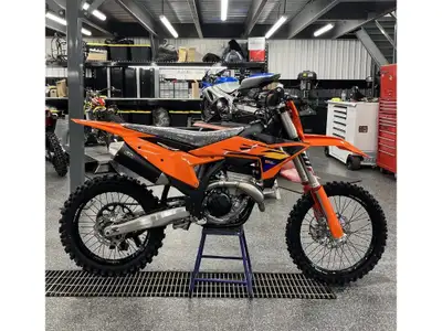 2026 KTM 350 SX-F Les photos peuvent être à titre indicatif et sans inscription. Les promotions en v...