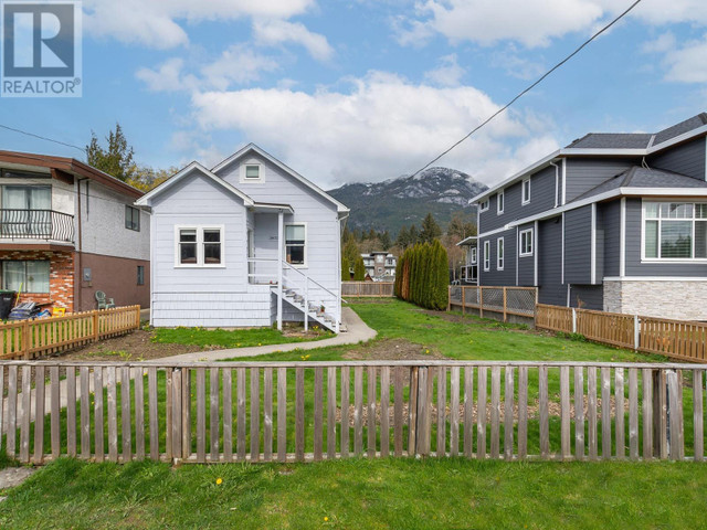 38023 FIFTH AVENUE Squamish, British Columbia in Houses for Sale in Sunshine Coast - Image 2