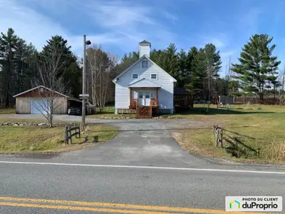 La propriété est une ancienne chapelle sur un terrain de 8 acres zoné blanc. Elle est divisée 2 part...