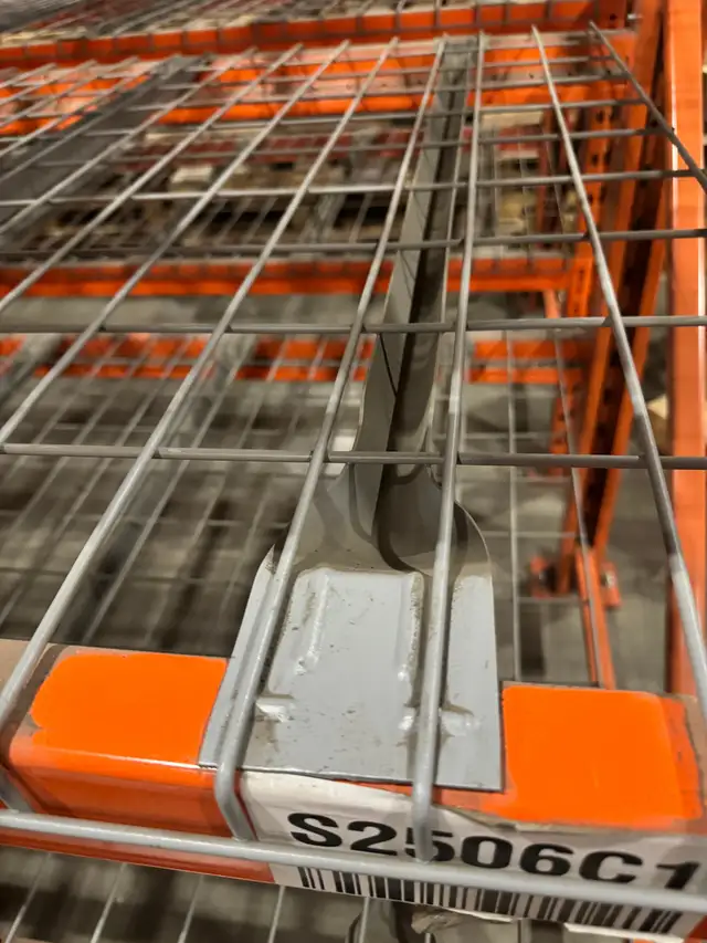 Used wire mesh deck for warehouse pallet rack 42" x 46" dans Étagères et rayonnages industriels dans Région de Mississauga/Peel - Image 3
