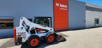 The vertical lift Bobcat® S570 skid-steer loader is ideal for clearing high-sided truck boxes and ho...