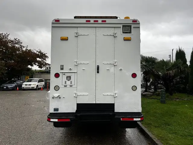 2005 Morgan Olson Workhorse 14 Foot Step Van with Shelving in Heavy Trucks in City of Montréal - Image 10