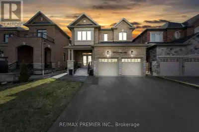 Welcome to 297 Iverness Way A True Family Oasis in the Heart of BradfordThis beautifully upgraded 4-...