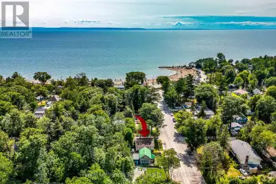 Enjoy the beauty of year-round cottage living in Tiny with only a 3-minute walk to one of the most d...