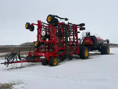 2022 VADERSTAD SEED HAWK SERIES 45 6012 Ft Air Drill w/ 2022 VADERSTAD 660 Tow Behind 660 Bushel Air...