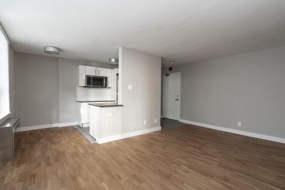 Renovated one bedroom, King and Jameson - ID 405 3