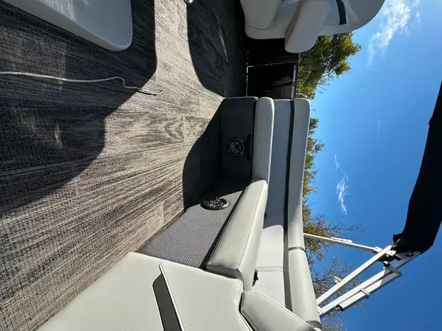 2023 Pontoon Crest Classic LX200L in Powerboats & Motorboats in Regina - Image 8