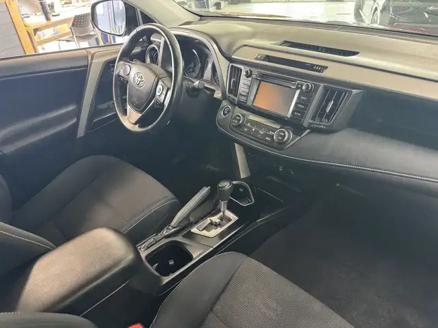2018 Toyota RAV4 AWD XLE in Cars & Trucks in Longueuil / South Shore - Image 11