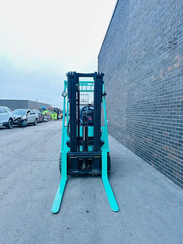 Mitsubishi 3-wheeler 3000 lbs Cap with 3 stage with side-shift in Heavy Equipment in Mississauga / Peel Region - Image 4